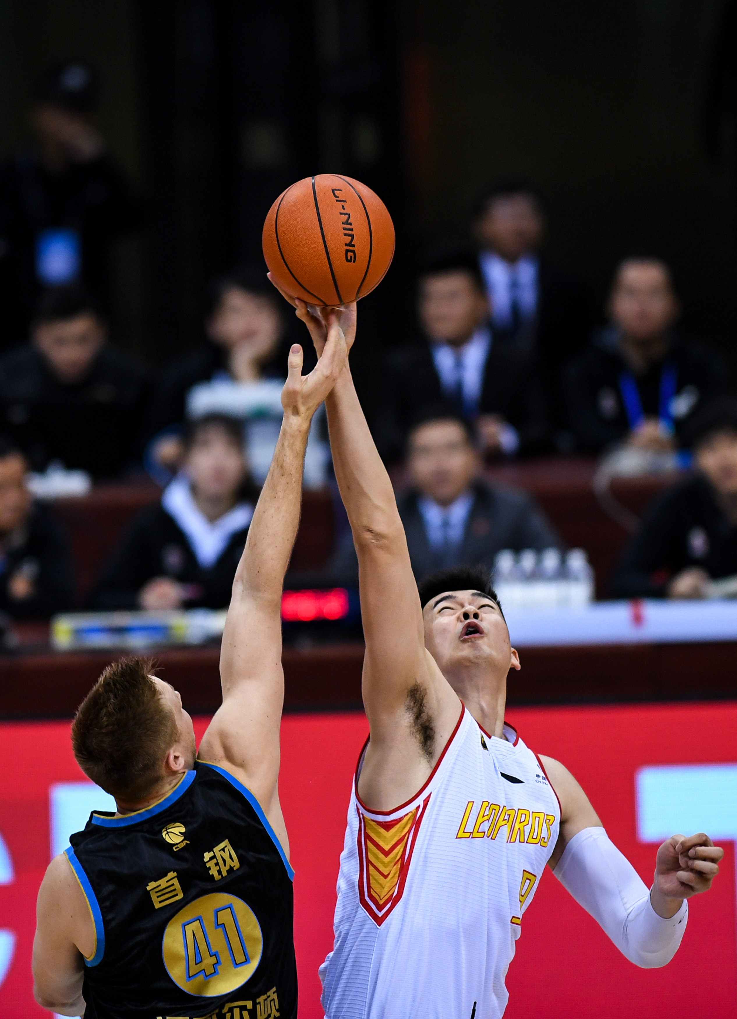 有惊无险，小麦和孔蒂所乘飞机警告灯误报导致飞机迫降（虚惊一场：小麦与孔蒂所乘航班因警告灯误报紧急降落）
