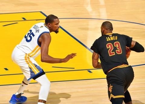 雷霆靠团队篮球获大胜（团队配合助雷霆豪取大胜）