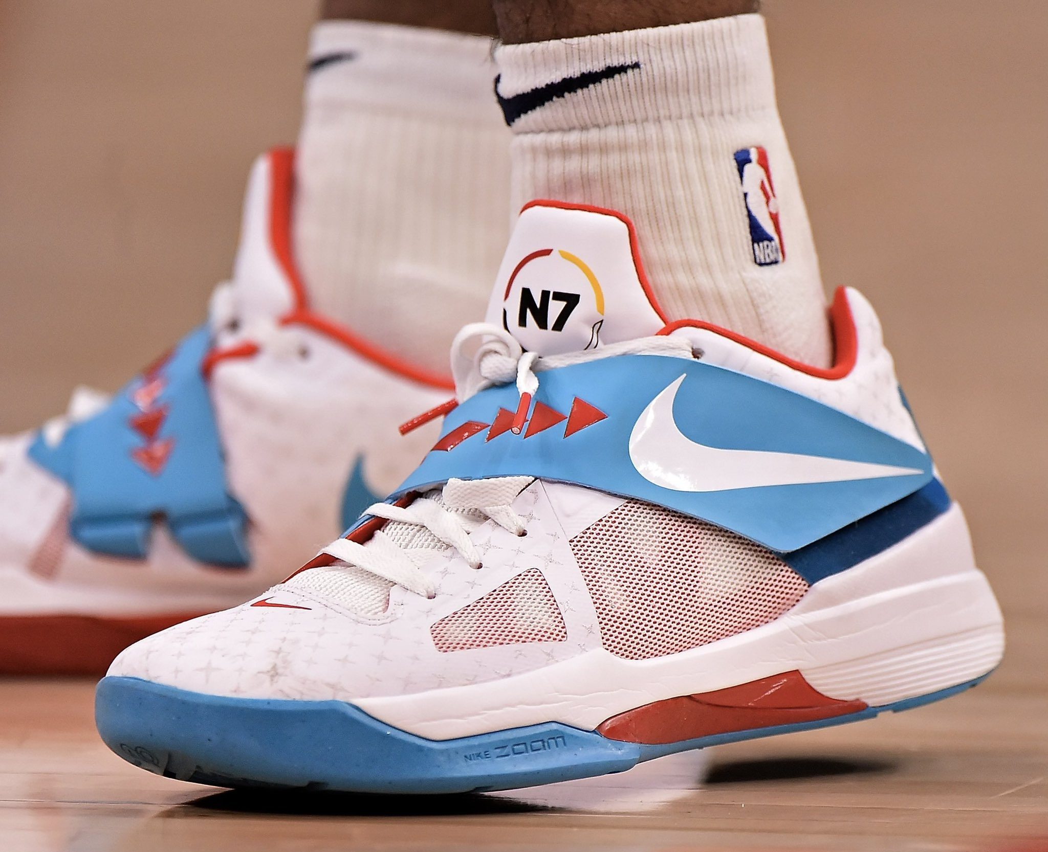 文班本赛季出战12场马刺8胜4负，缺席12场马刺9胜3负（文班出战与缺阵战绩对比：出战12场8胜4负，缺席12场9胜3负）