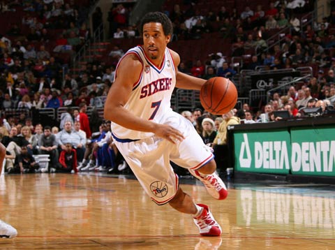 都神仙球！阿门送空接却弄巧成拙打进 随后斯玛特投丢彪哥极限补篮（神仙球连番上演：阿门空接误入网，斯玛特投丢后彪哥极限补篮）