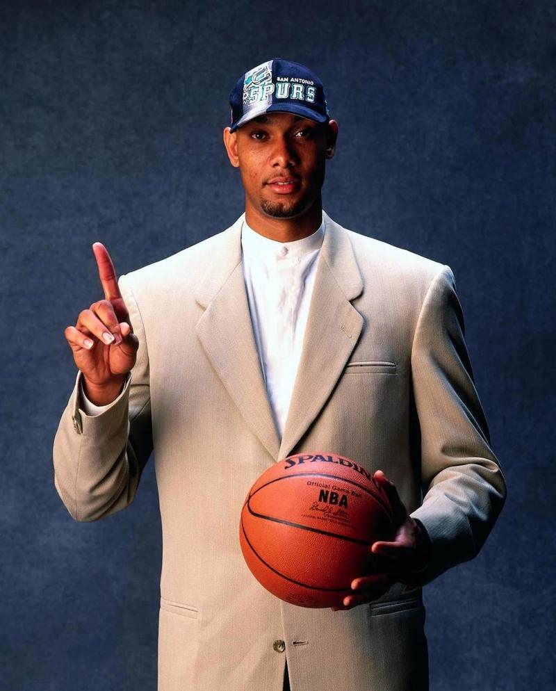 恐赛季报销！医学博主：伊萨克疑似ACL撕裂，可能伤缺9个月（伊萨克疑似前十字韧带撕裂？医学博主称或伤停9个月，赛季基本报销）