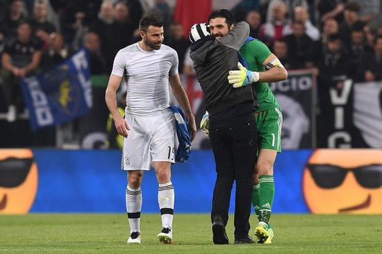 欧洲足球一夜疯狂：水晶宫绝杀，多特6轮不败，罗马爆冷（欧陆足坛今夜沸腾：水晶宫补时绝杀，多特六轮不败，罗马爆冷失利）