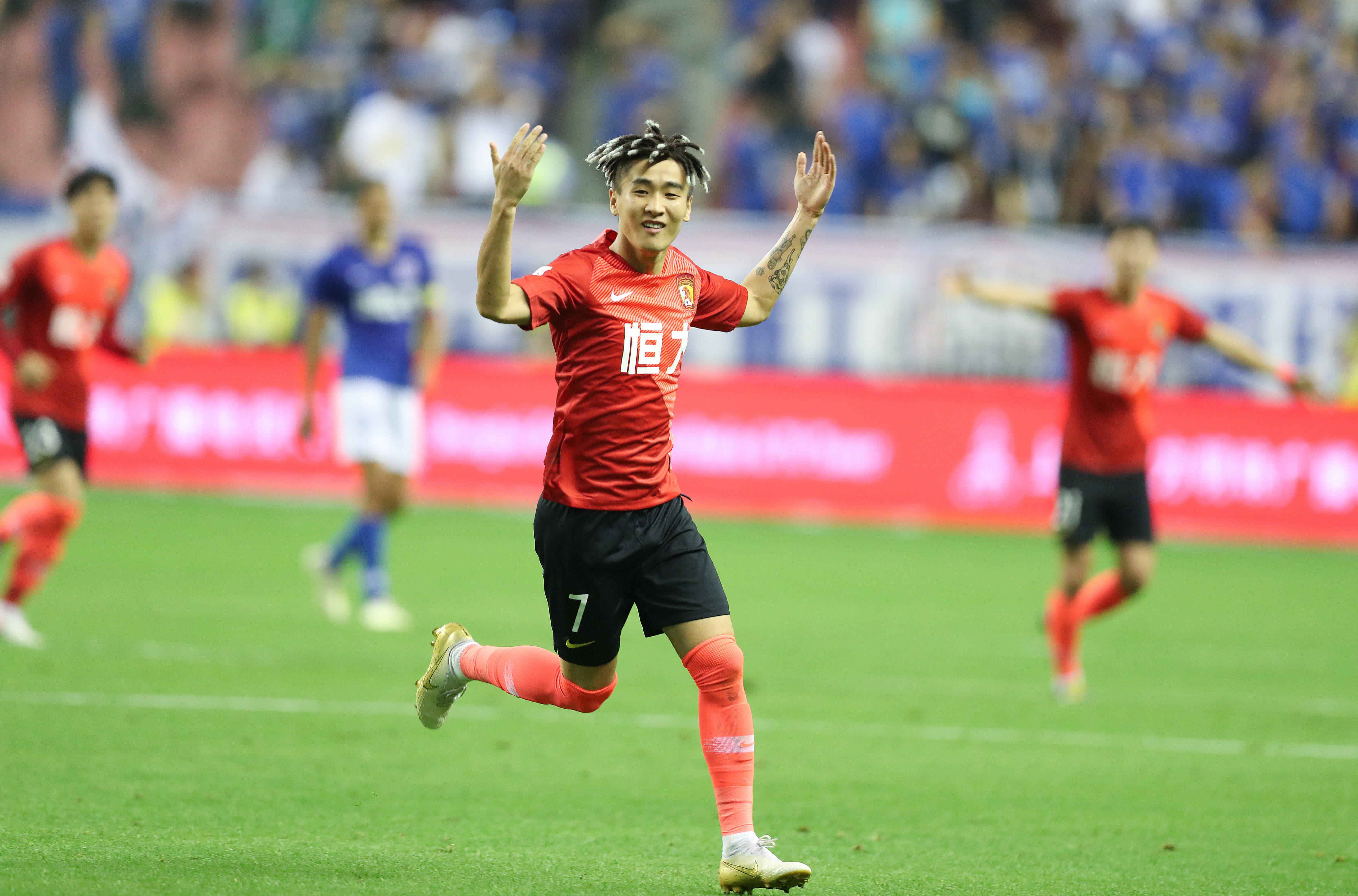 突然发力！米切尔单节6中6砍下13分 带队单节轰出41-31拉开分差（米切尔单节6投全中轰13分，率队一节41-31拉开比分）