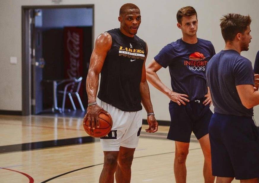 东契奇这是进攻万花筒防守千疮百孔（东契奇进攻千变万化，防守漏洞百出）