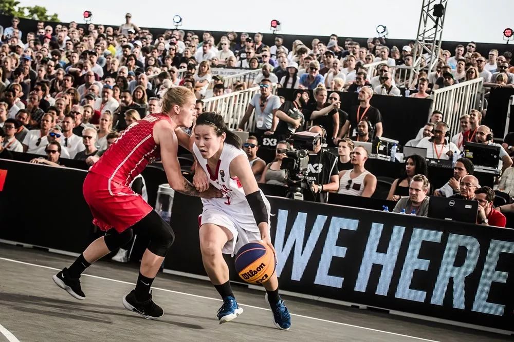 中国女足2-3苏格兰女足，张琳艳、吴澄舒互相传射，豪厄特吊射双响（中国女足2比3负于苏格兰，张琳艳与吴澄舒互相传射，豪厄特挑射梅开二度）