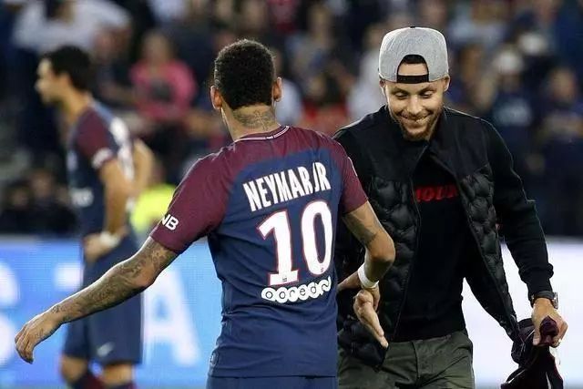 西甲在国家德比中测试VR眼镜观赛，近千名球迷实现了沉浸体验（西甲国家德比引入VR观赛，近千球迷沉浸式体验）